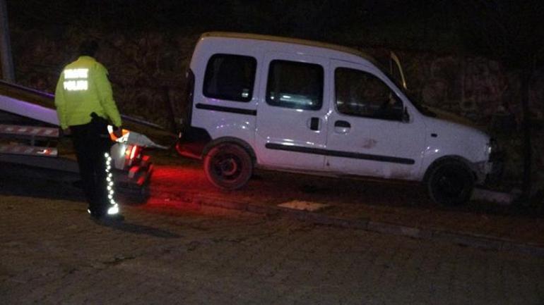 'Dur' ihtarına uymayıp kaçtı! Önce ekip otosuna, sonra ağaca çarptı