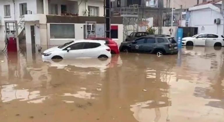 İzmir’i sağanak vurdu! Araçlar suya gömüldü, iş yerini ise su bastı