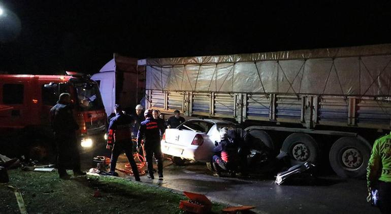 Feci kaza! Otomobil TIR’ın altına girdi: 3 kişi hayatını kaybetti