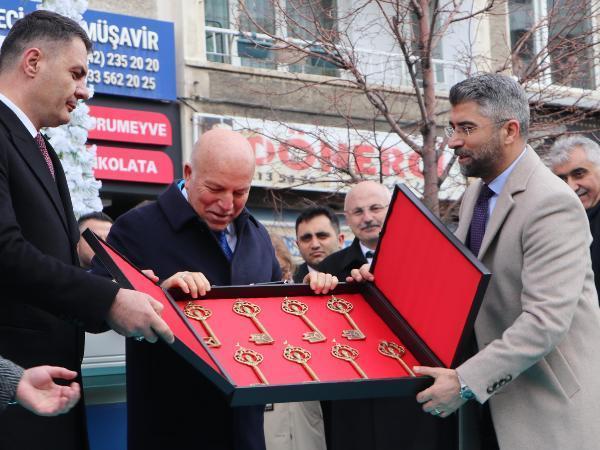 Adaylığı duyuruldu, 2 kilometrelik konvoy ile kente giriş yaptı! Ezilme tehlikesi