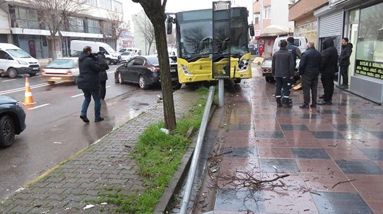 İETT otobüsü park halindeki 5 araca çarptı