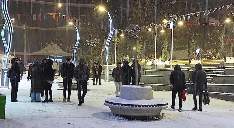 Van'da kar esareti! 451 yerleşim yeri yolunun 148'i açıldı