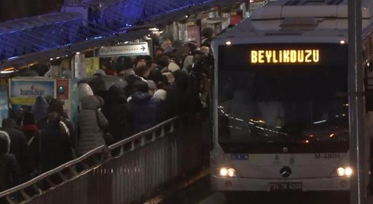 İstanbul'da yağmurun da etkisiyle yoğun trafik oluştu