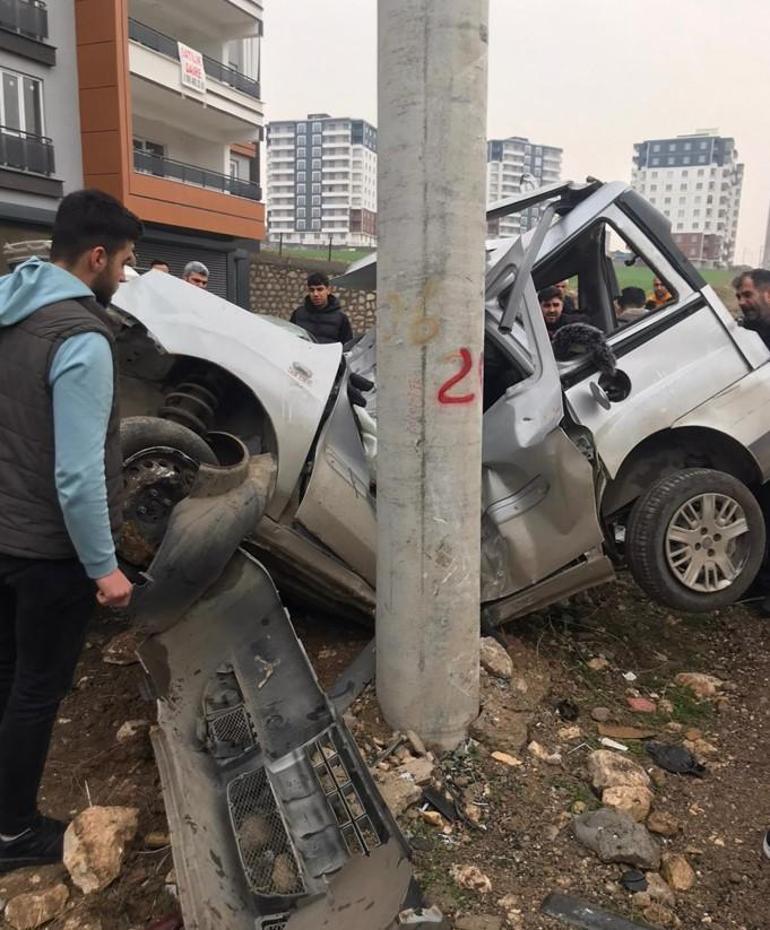 Batman'da araç direğe çarptı, sürücü öldü