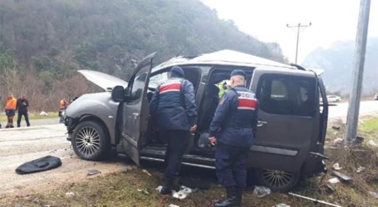 Cenaze yolunda feci kaza! Aydınlatma direğine çarptılar: 2 kişi hayatını kaybetti