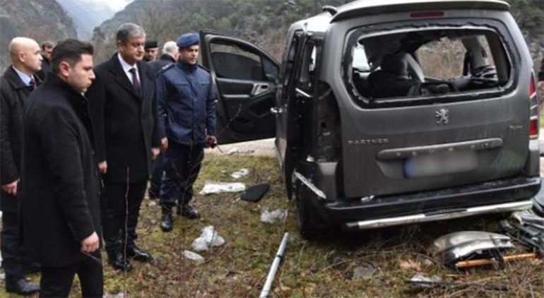 Cenaze yolunda feci kaza! Aydınlatma direğine çarptılar: 2 kişi hayatını kaybetti