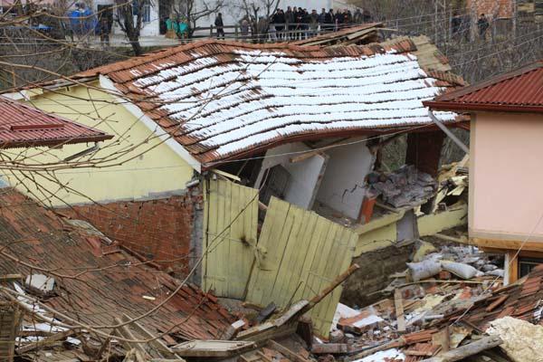 Tokat'ta heyelan! 39 evden 4’ü ile cami yıkıldı: Konutlara girişi yasakladık