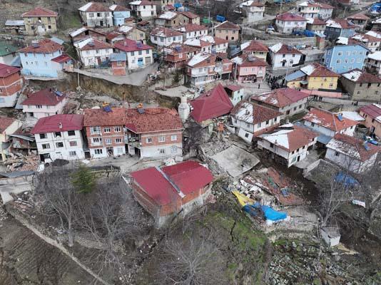 Tokat'ta heyelan! 39 evden 4’ü ile cami yıkıldı: Konutlara girişi yasakladık