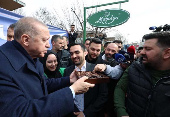 Erdoğan'a evinin önünde doğum günü sürprizi