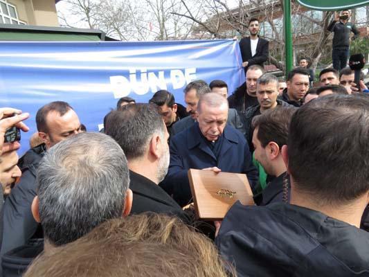 Erdoğan'a evinin önünde doğum günü sürprizi