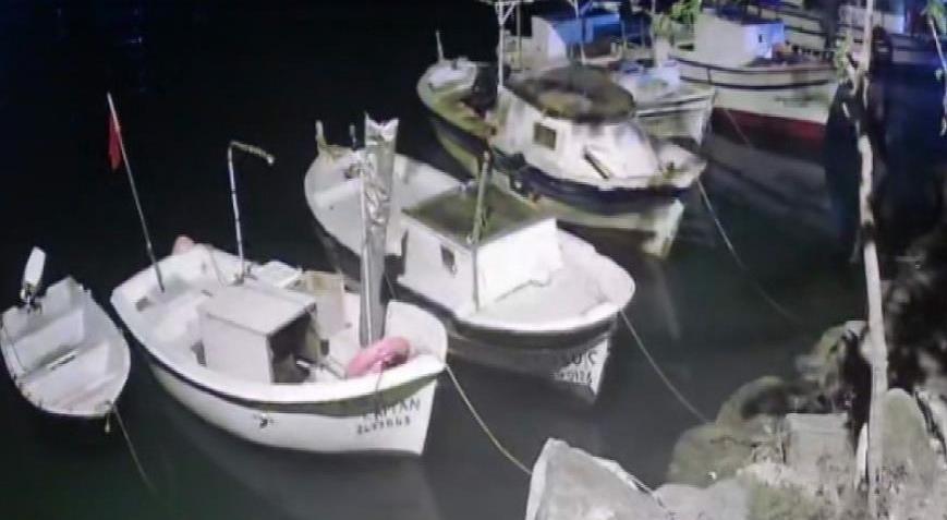 Depremin yeni görüntüleri tüyler ürpertti! Deniz köpürdü, tekneler beşik gibi sallandı