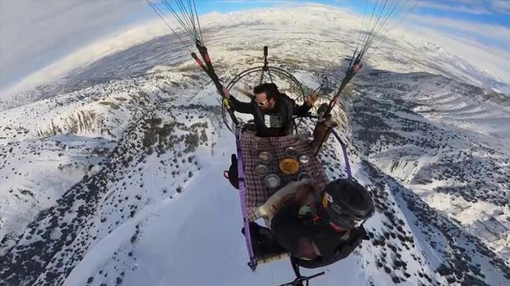 Paraşütle gökyüzünde kahvaltı keyfi yapıyordu! Ölümden döndü