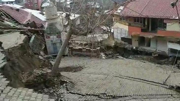 Minaresi düşen cami tamamen yıkıldı