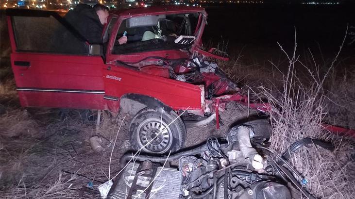 Feci kaza! Paramparça olan araçtan sağ çıktılar