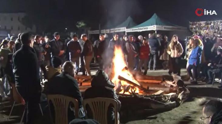 Depremzedeler Ebrar Sitesi’nin bulunduğu alanda yakınlarını andı! ‘Herkesin acısı aynı’