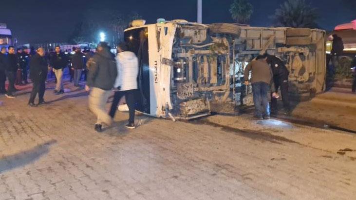 Göreve giden polisleri taşıyan midibüs devrildi! Yaralılar var