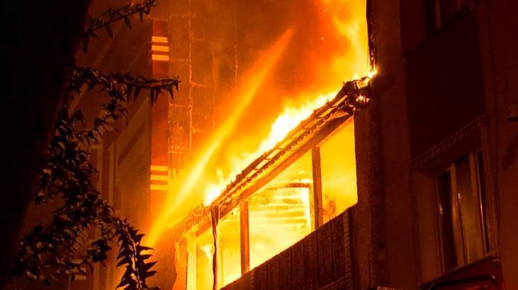 Çatı katında çıkan yangın büyüdü! 2 binaya daha sıçradı