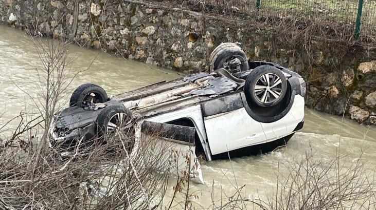 Zamanla yarış! Yoldan çıkan araç dereye uçtu: Boğulmak üzereyken kurtarıldılar