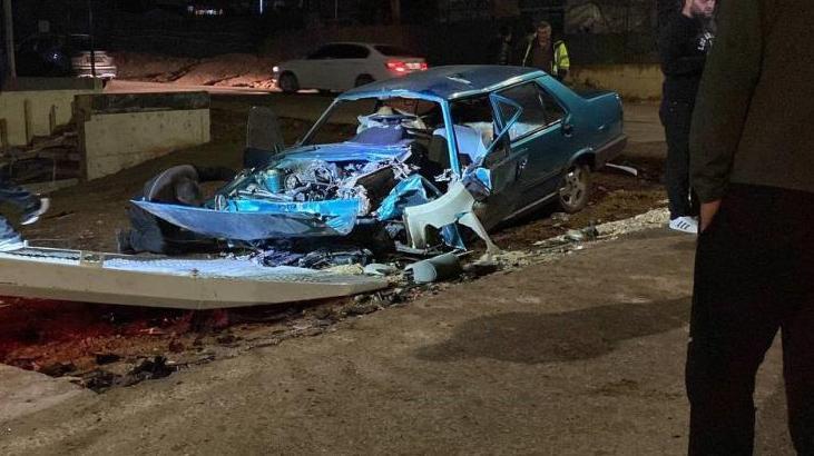 Kafa kafaya çarpışan iki otomobil hurdaya döndü