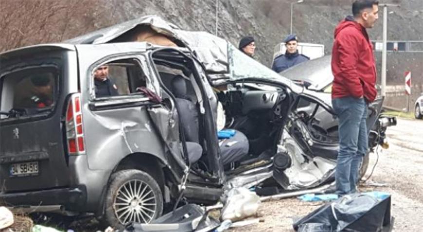 Cenaze yolunda feci kaza! Aydınlatma direğine çarptılar: 2 kişi hayatını kaybetti