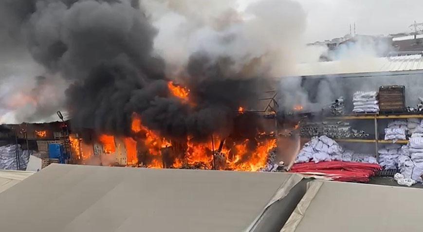 Arnavutköy’de bir iş yerinde korkutan yangın! İşçiler hastaneye kaldırıldı