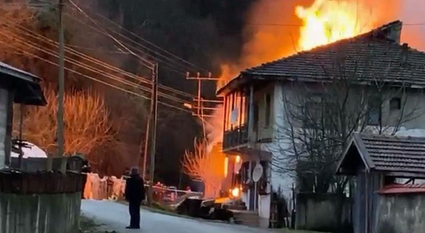 Yer: Bartın! Evde çıkan yangın, bitişikteki binaya da sıçradı