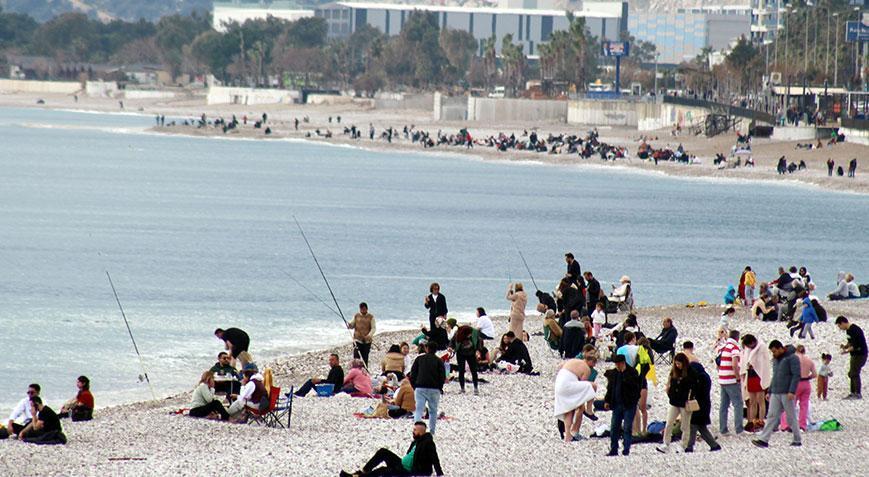 Kenti şiddetli sağanak vurmuştu! Güneşi gören sahile koştu