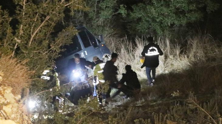 Korkunç kaza! Şarampole uçan minibüsteki anne ile oğlunu ölüm ayırdı