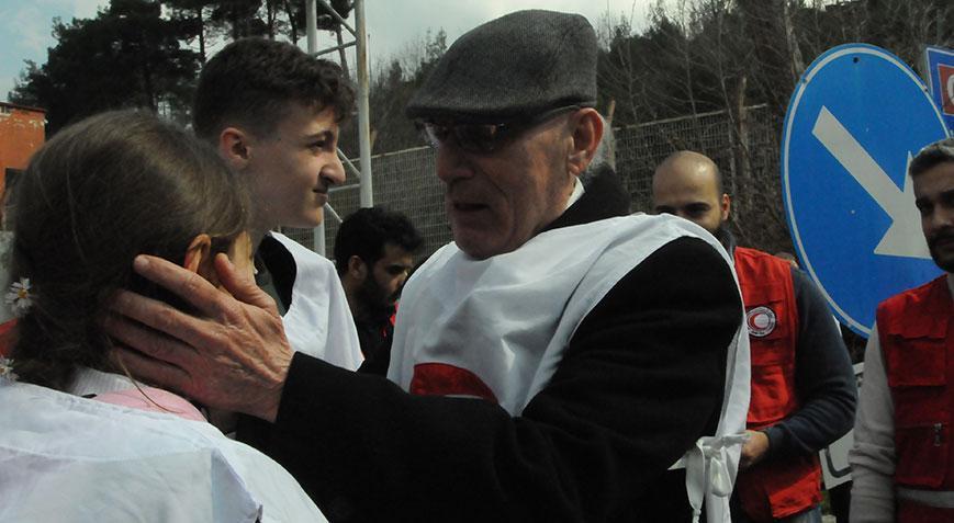 Depremde ailesini kaybeden 3 kardeş, Suriye’deki dedelerine kavuştu