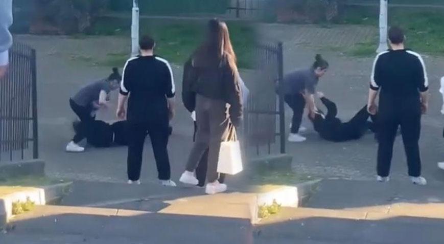 Genç kızların sevgili kavgası! Erkeklerin sözleri ‘pes’ dedirtti