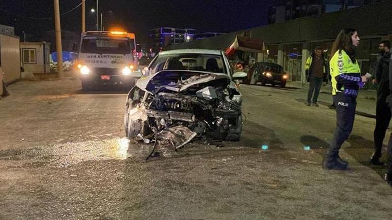 Kafa kafaya çarpışan iki otomobil hurdaya döndü