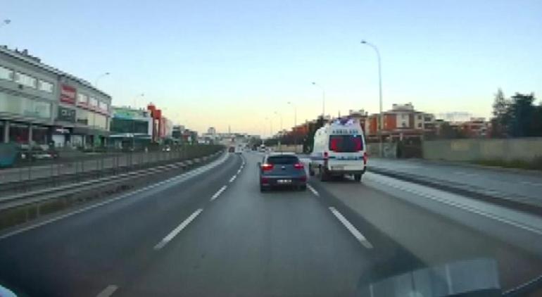 Çekmeköy'de akılalmaz anlar! Otomobili ambulansın üzerine sürdü