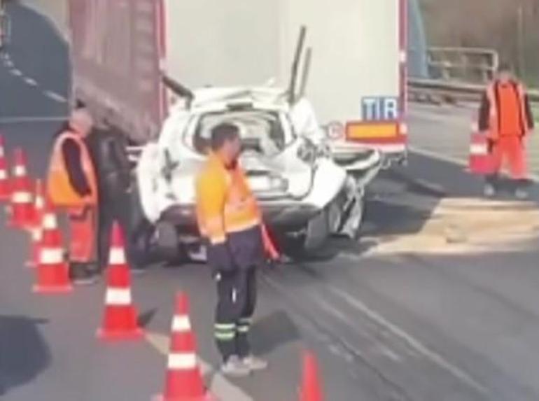 İzmir'de korkunç kaza! İki TIR'ın arasında kalan araç kağıt gibi ezildi