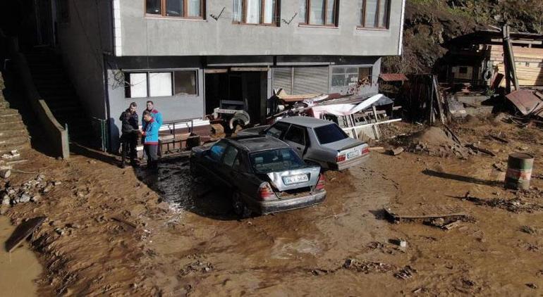 Artvin'de 4 yıl sonra yine aynı manzara! 'Dağ koptu dereyi kapattı'