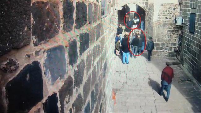 Camiye gelip namaz kılmayanlar tek tek belirlenip yakalandı!