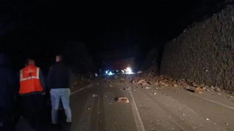 Artvin-Borçka karayolunda heyelan! Eski Bakan Faruk Çelik de yolda kaldı