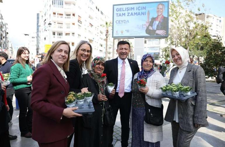 Hamza Dağ'dan 8 Mart sürprizi! Eşiyle karanfil dağıttı