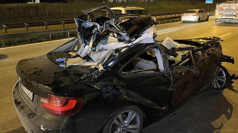 TEM'de feci kaza! TIR'a çarpan otomobilin tavanı koptu: 1 ölü, 2 yaralı