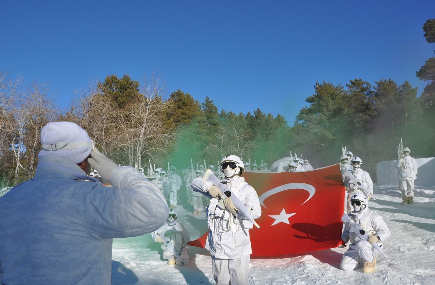 Eksi 25 derecede tatbikat! Komandolar için 5 kilometrelik parkur