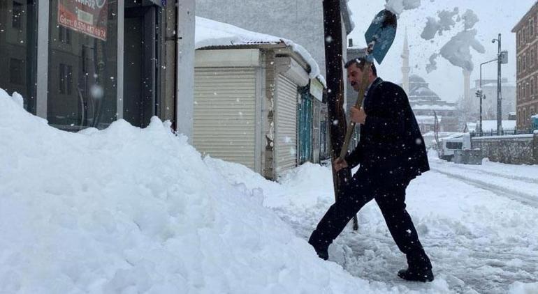 Kar nedeniyle 15 köy yolu ulaşıma kapandı