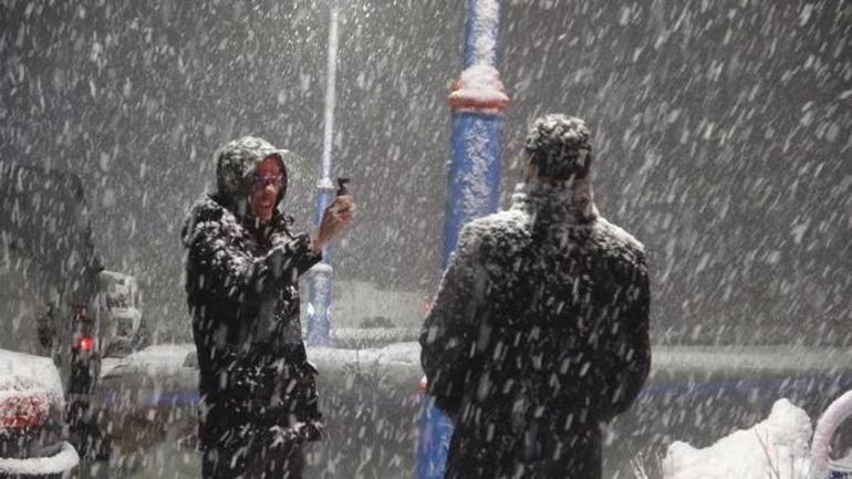 Mart ayında kar sürprizi! Cadde ve sokaklar beyaza büründü