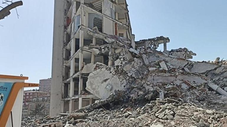 Gayrettepe'deki filmlere de konu olan tarihi bina yıkıldı