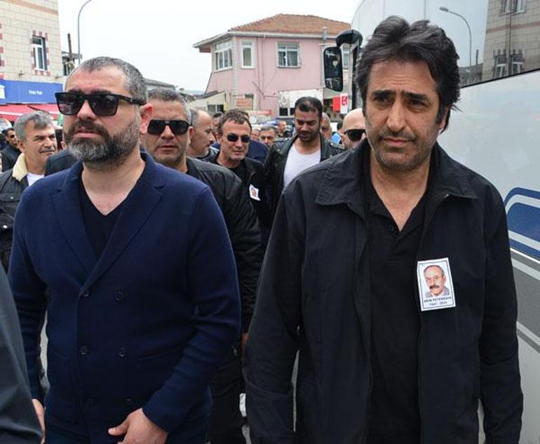 Erkan Petekkaya babasını toprağa verdi! Tabuta baktığı anlar yürek burktu