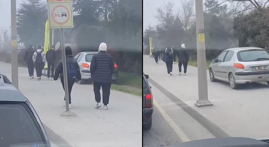 ‘Pes’ dedirtti! Cadde yerine kaldırımdan gitti yayalardan yol istedi