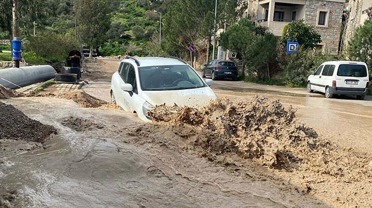 Bodrum’da ana isale hattı patladı! Bir araç çukura düştü