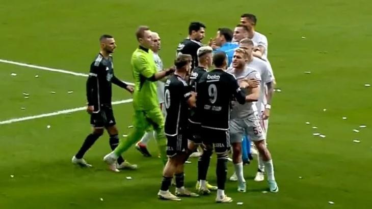 Beşiktaş – Galatasaray derbisinde tansiyon yükseldi! Cenk Tosun ve Kerem Demirbay tartıştı