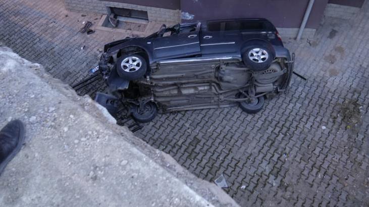 Araç 10 metrelik duvardan uçtu, sürücü son anda kurtuldu! Görgü tanığı o anları anlattı