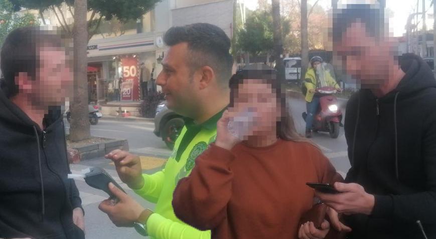 Polise direndi, alkolmetreyi üflemeyi reddetti! ‘Eşim üflesin’