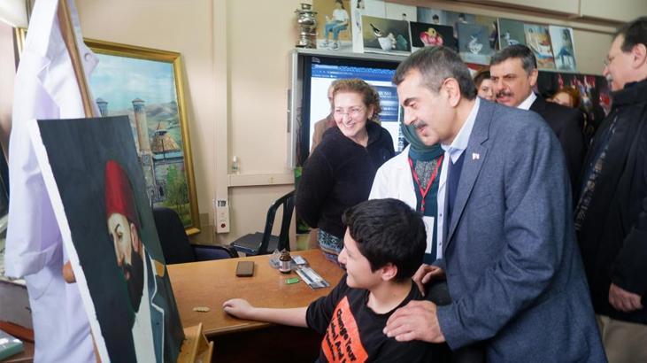 Bakan Tekin Erzurum’da gençlerle buluştu ve türkü söyledi