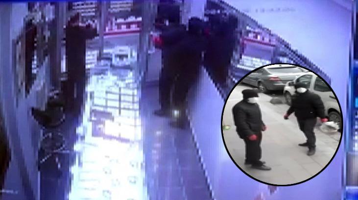 Kuyumcuda silahlı soygun kamerada: Poşeti atıp ‘doldur’ dediler
